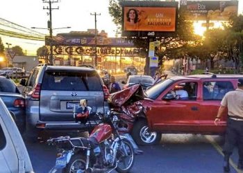 Múltiple accidente de tránsito en San Salvador deja varios lesionados