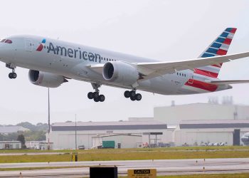 Un pasajero intenta abrir la puerta de un avión en pleno vuelo en EE. UU.