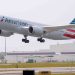 Un pasajero intenta abrir la puerta de un avión en pleno vuelo en EE. UU.