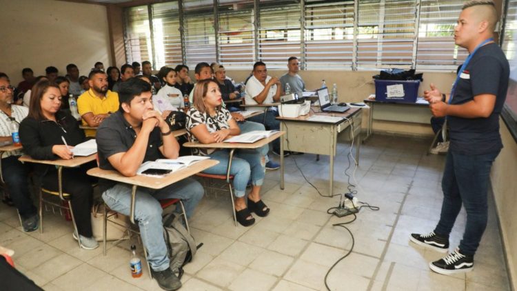 Un grupo de ciudadanos están atentos a las indicaciones del personal del TSE en el Inframen. Foto Sofía Mazariego
