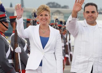 Fiscalía solicita que se obligue al expresidente Saca y su esposa a pagar $4.4 millones de condena por enriquecimiento ilícito
