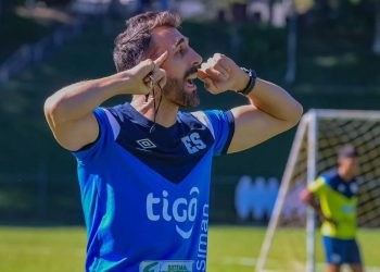 David Dóniga «se puso serio» con los periodistas de Costa Rica