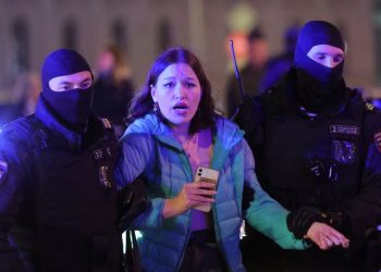 Policía rusa detiene a periodistas en Moscú durante manifestación de mujeres de soldados