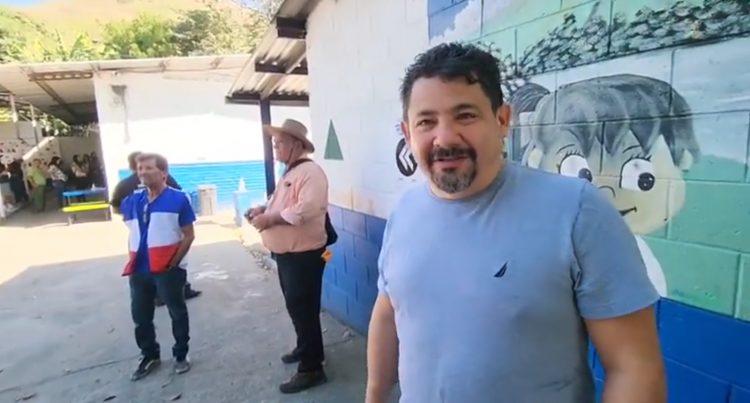 Milton Escobar realizó por primera vez su derecho al voto, luego de vivir por más de 42 años en Virginia, Estados Unidos.  Foto / Diario El Salvador.