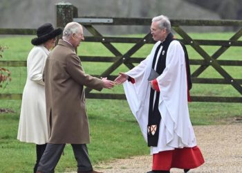 El rey Carlos III asiste a la misa del domingo en Sandringham