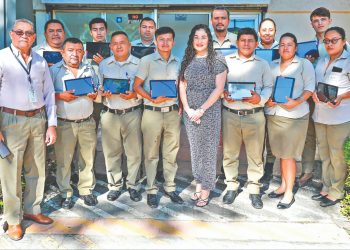 Entregan equipo tecnológico a promotores de salud