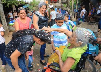 La colorida celebración del Martes de Carnaval en Izalco, Sonsonate