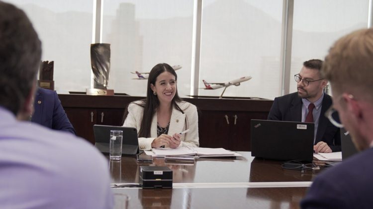 La vicecanciller Adriana Mira encabeza esfuerzos para atraer inversiones al país. Foto / Diario El Salvasor.
