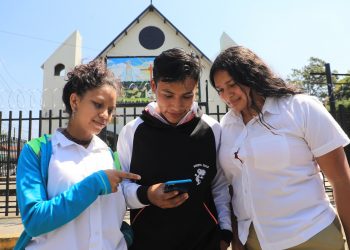 El Gobierno de El Salvador enciende internet Starlink en el parque de Comasagua