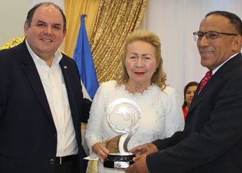 Camarasal entregó Delfín Dorado a empresaria de Santa Rosa de Lima, La Unión