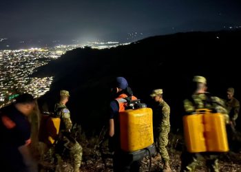 Un incendio consume fauna y flora en el cerro Santa Lucía, de Santa Ana