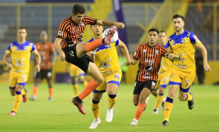 Los finalistas del torneo anterior Águila y Jocoro, se vuelven a enfrentar este domingo en San Miguel. Foto/Archivo DES