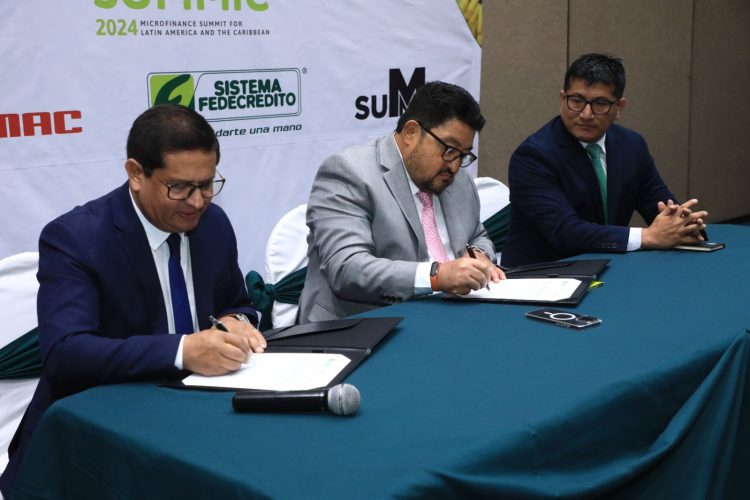 Voceros de El Salvador y Perú formalizaron la alianza para el SUMMIC 2024. Foto / Guillermo Martínez.