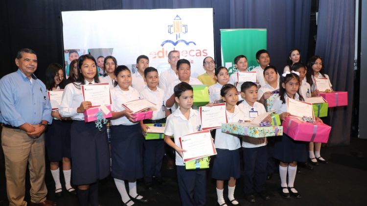 Desde 2008, Súper Selectos y Fundación Calleja han otorgado más de 3,300 becas a hijos de sus colaboradores. Foto: Sofía Mazariego.