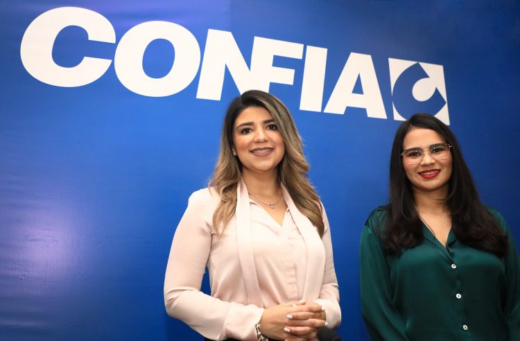 Yesenia Flores, gerente de Mercadeo de AFP CONFIA, junto a Brenda Sánchez, analista de Fidelización, hicieron los anuncios de los nuevos talleres para 2024. Foto / Guillermo Martínez.