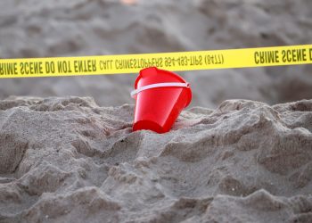 Muere niña en Florida enterrada en hoyo que cavó en la playa