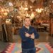 Salvadoreño lleva 20 años gerenciando tienda de antigüedades en Los Ángeles