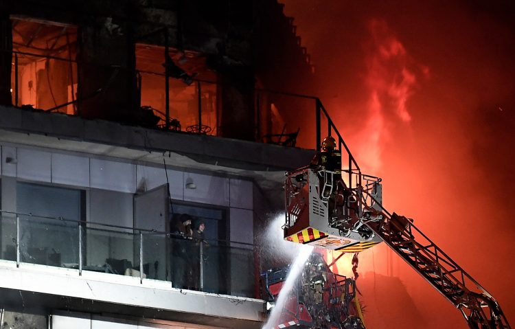Un gran incendio arrasa un bloque residencial de varias plantas en Valencia el 22 de febrero de 2024. Foto AFP.