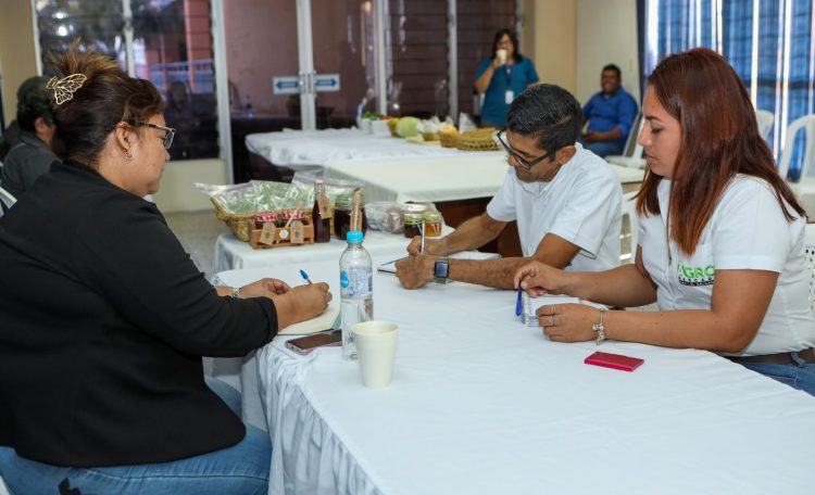 En la rueda de negocios participaron representantes del MAG, Mercapro y productores nacionales.