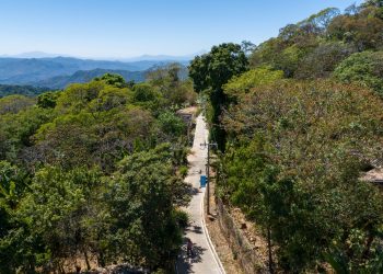 Cambian calles de piedra a concreto en Perquín, Morazán