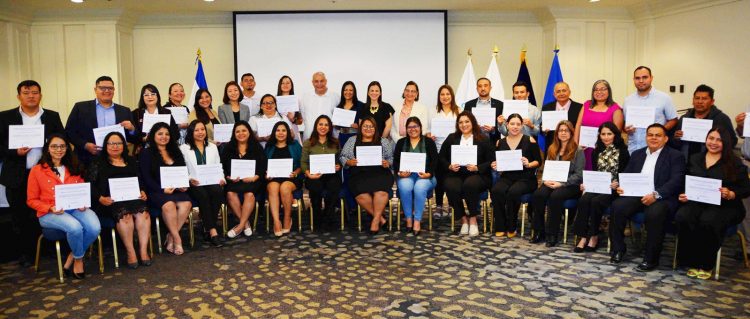 Alrededor de 49 empresas que participaron son lideradas por mujeres y 21 lideradas por hombres, informó Conamype. Foto / Diario El Salvador.