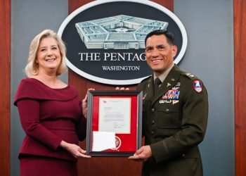 Ejército de EE. UU. entrega insignia a Frank Rubio por récord en el espacio