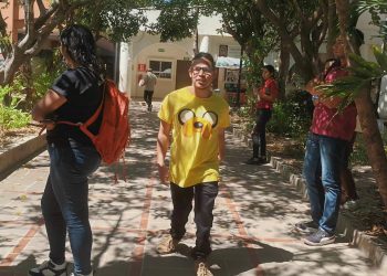 Víctor, un joven con problemas de movilidad, estudia para ser profesional