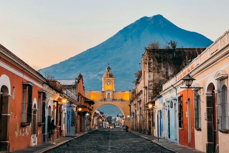 Antigua Guatemala es uno de los principales destinos que visitan los salvadoreños y está dentro del portafolio turístico del Inguat. Foto / Diario El Salvador.