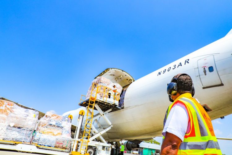 El movimiento de mercancías en la terminal de carga aérea ha sido por medio de las ocho aerolíneas que operan dentro de la plataforma.  Foto / Diario El Salvador.