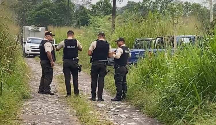 Investigación. Las víctimas vestían uniformes parecidos a los de los
militares. Las Fuerzas Armadas negaron que fueran de la institución.