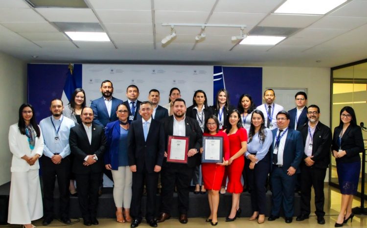 Representantes de Cancillería reciben los reconocimientos.