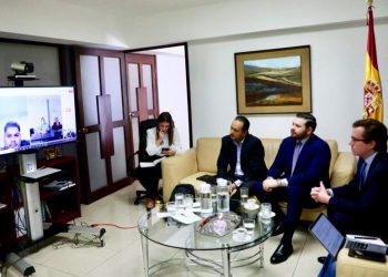 Empresas españolas de silos exploran negocios en El Salvador