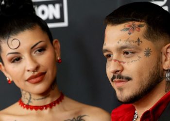 Christian Nodal y Cazzu presumen por primera vez el rostro de su hija