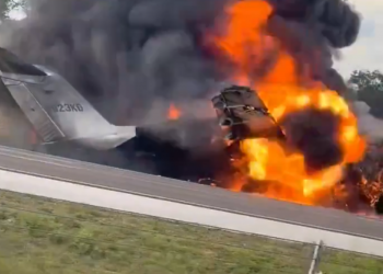 Dos muertos al estrellarse un jet privado contra una autopista en Florida, EE. UU.