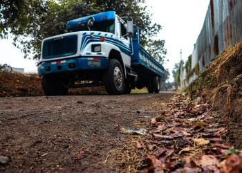 La Dirección de Obras Municipales repara tres kilómetros de una calle rural en Armenia, Sonsonate