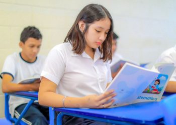 El Mined entrega paquetes escolares y de alimentos a estudiantes salvadoreños