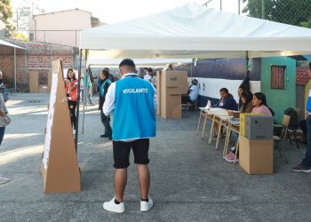 Centro de votación más grande de Santiago Texacuangos, San Salvador abrió puntual