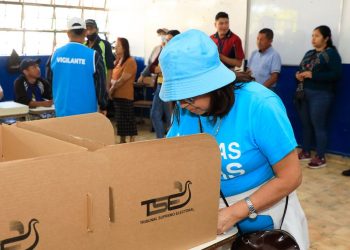 Abren los centros de votación en El Salvador para elecciones presidenciales y legislativas 2024