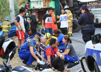 Fuerte accidente de tránsito deja 10 lesionados en carretera a Zacatecoluca