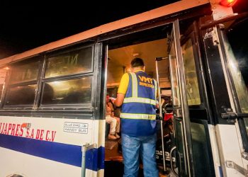 Salvadoreños utilizan transporte público gratuito para emitir el sufragio en El Salvador