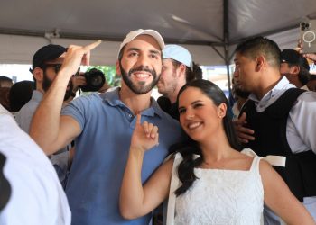 Nayib Bukele votó entre festejos y aplausos