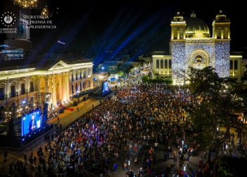 Salvadoreños abarrotan el Centro Histórico de San Salvador para celebrar victoria de Nayib Bukele