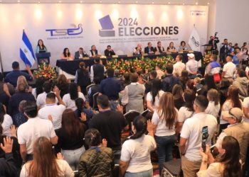 TSE juramenta a integrantes de mesas que realizarán escrutinio final de elección presidencial y legislativa