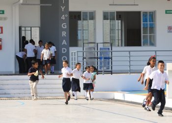 Estudiantes iniciaron clases con escuelas renovadas, internet satelital y seguridad