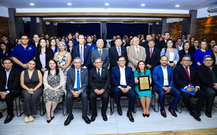 En la entrega de la placa de acreditación participaron autoridades de la UEES, Mined, Minsal, y otros invitados. Foto: Edison González.