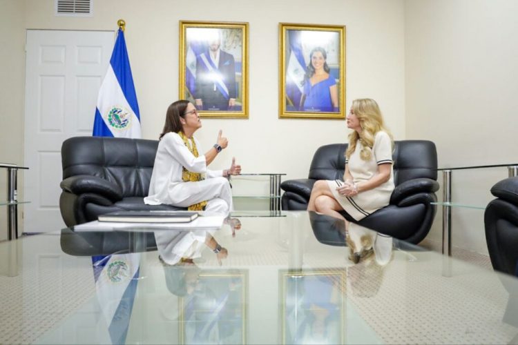 La canciller Alexandra Hill Tinoco destacó a la CEO de Practical Employment Solutions, Verónica Birkenstock, que más del 40 % de los salvadoreños beneficiarios del programa de Movilidad Laboral están invirtiendo en el país en vivienda, educación y emprendimientos.