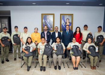 OPS entrega equipamiento a promotores de salud