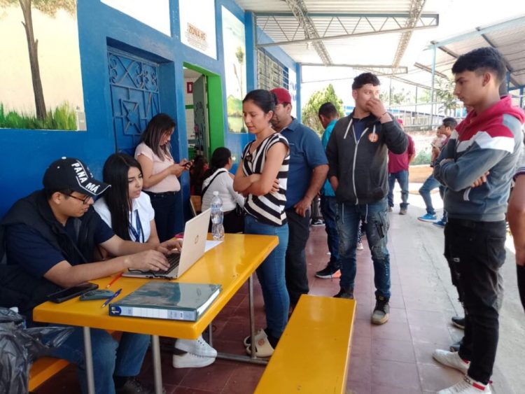 Residente de las zonas fronterizas entre El Salvador y Honduras reciben el carnet especial.