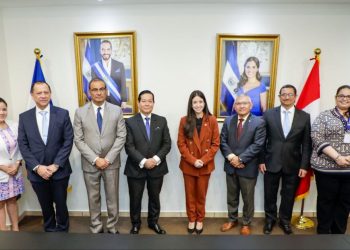 El Salvador presenta cambios en seguridad a ministro de Justicia de Perú, interesado en el modelo