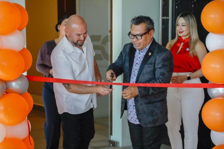 Los compatriotas Carlos Orellana y Max Sandoval inauguraron en el país la empresa Connecta ya.